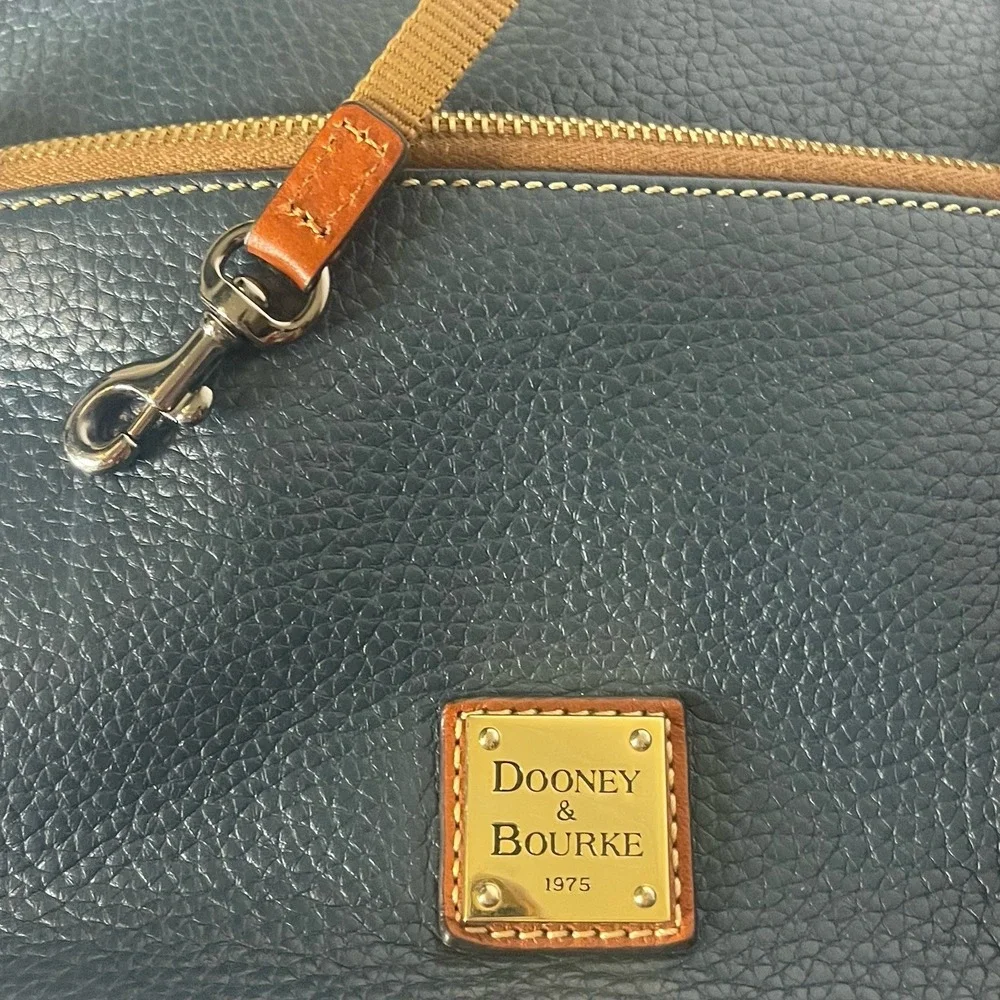 Dooney & Bourke 1975 Green Pebble Leather Crossbody Bag‎ Brown Trim Gold Logo